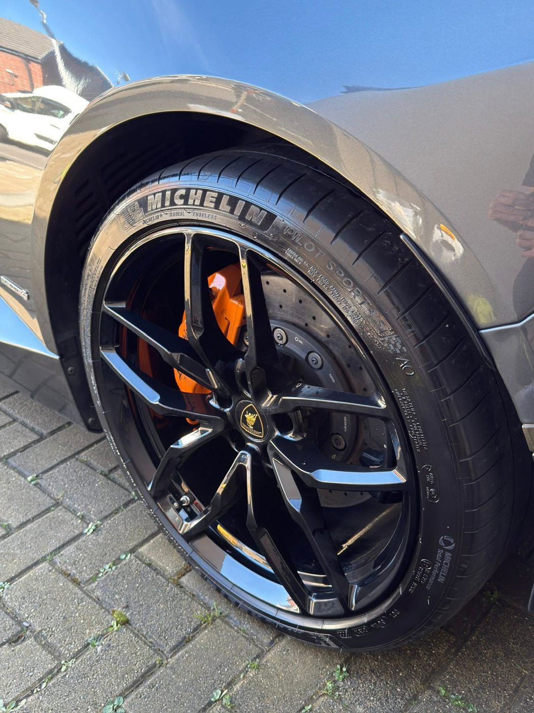 Lamborghini alloy wheel and Michelin tyre cleaned and dressed by LS Detailing
